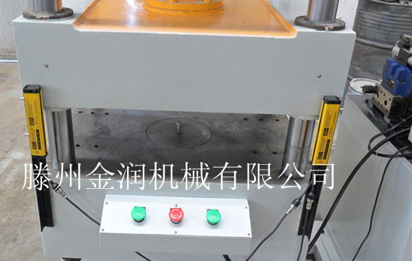 集成吊頂壓花機操作臺細節(jié)圖